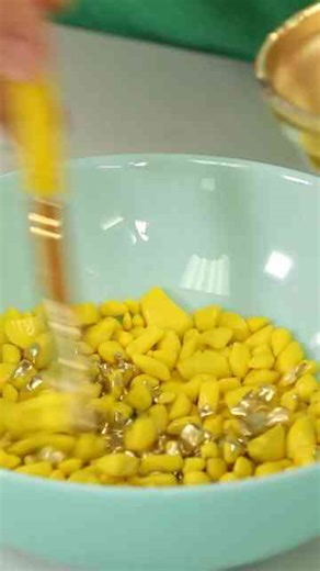 Use A Balloon To Make A Gorgeous Cake Topper!