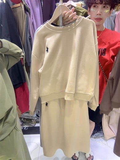 熱乎乎 最新款 套裝 😍 長袖 Polo Logo 仙女長裙 💟 編號 Code：3569 顏色 Colour：青色 褐色 卡其 灰色 黑色 紫色 杏色 上衣 Bust：cm - 118cm 腰圍 Waist：24 - 35 價錢 Price：RM 59.90 Example How To Order ：【Code顏色 ?】or【Code包色】 #一定要寫code #直接在此貼留言下單哦 #沒有用系統 #成功下單助理會回復“有” #補單需要1-3天內會回復哦 | Jesslyn