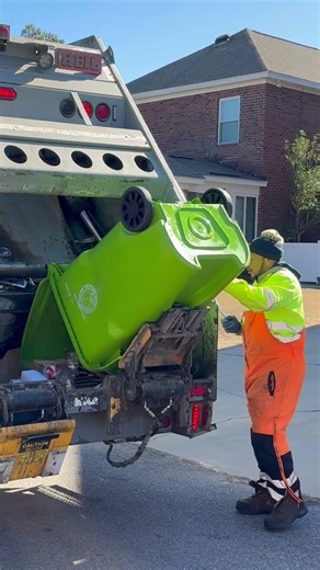 Fast Garbage Man #garbagecollection #shortvideo #garbagetrucks #garbagetruck #shorts