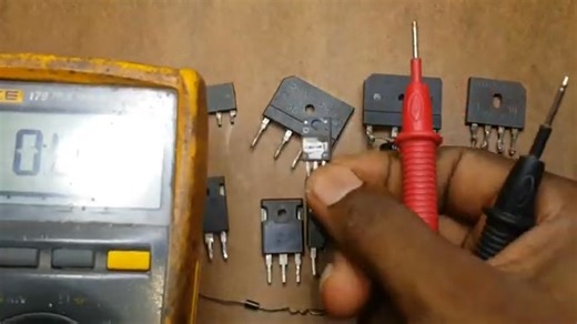 🛠️ Comment TESTER un PONT de DIODES comme un Pro ! (Tuto Complet, Schéma _ Dépannage) Vous soupçonnez une panne dans votre alimentation ? Le pont de diodes est souvent le premier composant à vérifier ! Dans ce tutoriel complet, Ibrahim Eric vous explique pas à pas comment tester et diagnostiquer ce composant essentiel que l'on retrouve dans presque tous les appareils électroniques. À l'aide d'un multimètre (mode diode)*, vous apprendrez à identifier un pont de diodes fonctionnel d'un composant 