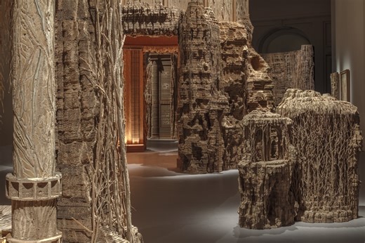 緻密、かつダイナミックな段ボールの彫刻展　エヴァ・ジョスパン作の『洞窟』に惹かれる理由