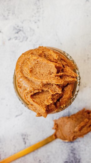 Emma Hollingsworth | Plantbased GF recipes 🧁 on Instagram: "I can’t tell you how insane this Healthy Biscoff spread is!!!! My version uses nut butters instead of processed cookies, and the natural sweetness of maple syrup instead of refined sugar. It’s got the signature spice blend of Biscoff but without the nasties! Here’s how 🧑‍🍳 🔹 1/2 cup almond butter 🔹 1/2 cup cashew butter 🔹2 tbsp maple syrup 🔹 1 tsp ground cinnamon 🔹1/2 tsp g