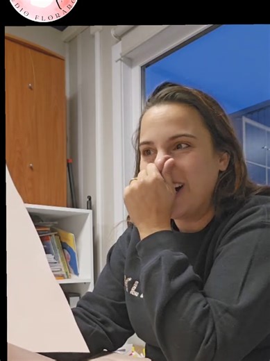 Wat geef je aan iemand die alles al heeft? 🤔 Niet iets uit een fabriek, maar iets handgemaakt en persoonlijk. Zoals je ziet in de video is de reactie op zo'n persoonlijk portret goud waard! Ik heb nog 2 plekjes de komende week om een portret op te starten voor Valentijn. Wil je die plek graag? Contacteer me met jouw idee via www.studiofloraroos.be #floraroos #portret #ikkoopbelgisch #valentijnscadeau #portretopmaat