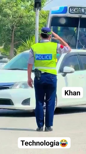 ٹریفک والے کی ٹیکنالوجی چیک کریں😂 #highlightseveryonefollowers2024 #20k25 #pakistanmanoument #KhanLoG #pakistanifashion #ad #Eid @highlight | Khan Log