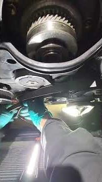 HOW TO TIGHTENED OR LOOSEN A CRANKSHAFT PULLEY BOLT WITHOUT A SPECIAL TOOL