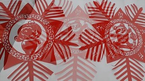 Die Volkskünstlerin Liu Dongdong, Erbin des Scherenschnitts, ein immaterielles Kulturerbe im Landkreis Ganquan, Provinz Shaanxi, hat mit ihrer Schere die Maskottchen der Olympischen Winterspiele in Beijing „Bing Dwen Dwen“ und „Shuey Rhon Rhon“ geschaffen. #Beijing2022 | CRI German | Facebook