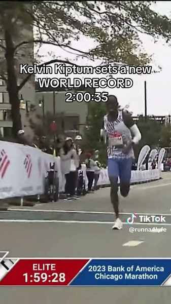 Insane race🤯. 4:18 split during the 21st mile…😳 #running #runner #kelvinkiptum #worldrecord #marathon #chicagomarathon #insane #distancerunning #nike #kenya #fyp