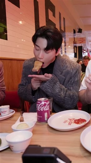 K-pop idols try battered sausage for the first time | British food surprise