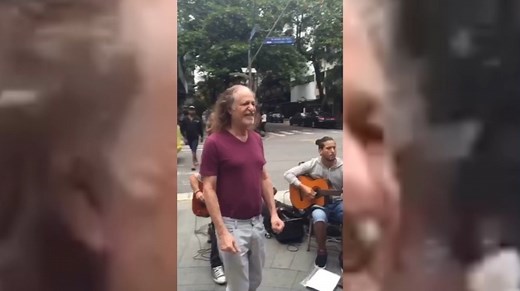 Alceu Valença canta com músicos argentinos e franceses na rua