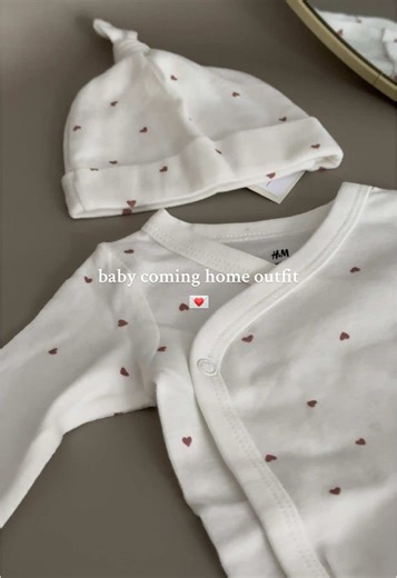 Adorable Baby Coming Home Outfit from H&M