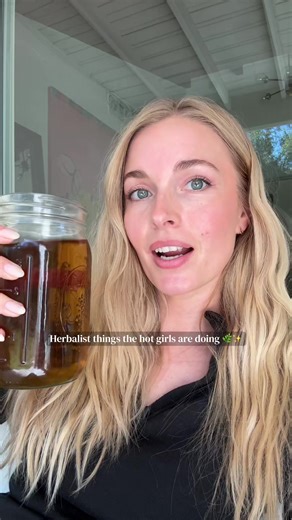 We are drinking herbs that support our own collagen production 😘 This overnight infusion I’m drinking here is with Nettles, Linden (omg one of my all time favorite herbs) and Hawthorne Berries 🌿