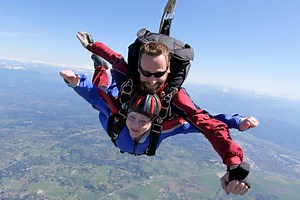 First-time skydiver takes the plunge from 13,000 feet over Snohomish | HeraldNet.com