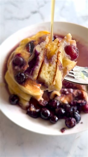 🥞✨ Stop overthinking breakfast These 5-ingredient blender pancakes are our weekly staple and the kids are just as obsessed 🤩 Made with cottage cheese for extra protein, so fluffy, and ready in minutes. Blend → pour → flip → done. | Emily Countdowntildinner