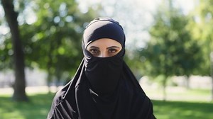 「ブルカを着た女性、伝統的な服装、イスラム教徒の女性の権利、宗教の接写」の動画素材（ロイヤリティフリー）1096016751 | Shutterstock