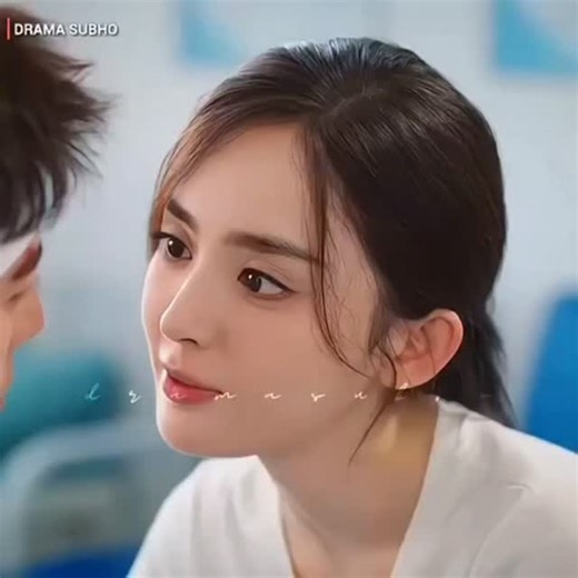 ‎مہتاب احمد‎ on Instagram: "日本利用压电瓷砖将人们的脚步转化为电能。 这些瓷砖能够捕捉你脚步产生的动能。当你行走时,你的体重和动作会对瓷砖产生压力。瓷砖会轻微弯曲,产生机械应力。瓷砖内部的压电材料会将这种应力转化为电能。每一步都会产生少量电荷,数百万步加在一起,就能产生足够的电力来驱动LED灯、数字显示屏和传感器。在像涩谷车站这样人流密集的地方,每天大约240万步都在为这个系统做贡献。这些电力可以储存起来或立即使用,从而减少对传统能源的依赖,并支持可持续的城市基础设施。 这种方法把日常的动作转化为实用的可再生能源。 。 这些瓷砖能够捕捉你脚步产生的动能。当你行走时,你的体重和动作会对瓷砖产生压力。瓷砖会轻微弯曲,产生机械应力。瓷砖内部的压电材料会将这种应力转化为电能。每一步都会产生少量电荷,数百万步加在一起,就能产生足够的电力来驱动LED灯、数字显示屏和传感器。在像涩谷车站这样人流密集的地方,每天大约240万步都在为这个系统做贡献。这些电力可以储存起来或立即使用,从而减少对传统能源的依赖,并支持可持续的城市基础设施。 这种方法把日常的动作转化为实用的可再生能