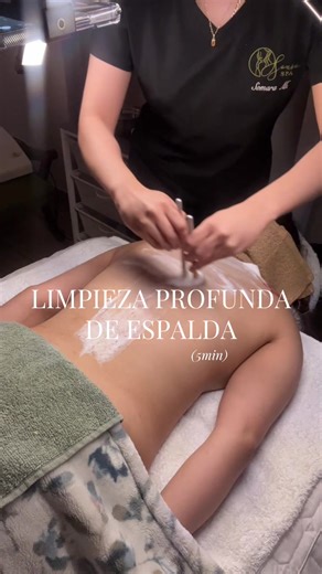 (5min) | Limpieza profunda de espalda🙌🏻 Piel limpia, piel sana🧽🫧 #limpiezadeespalda #cabina #spa #cosmetologa #facial