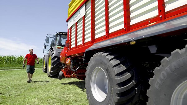 To meet the varying demands placed on the loader wagon in combination with individual customer requirements, PÖTTINGER now offers the TORRO models as combined loader/top-fill wagons. Maximum versatility and increased machine utilisation are guaranteed as a result. In combination with its high output, the TORRO COMBILINE offers excellent cost effectiveness, again underlining the significance of the loader wagon as the harvesting process for the future. | PÖTTINGER