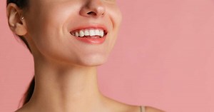 Boutons dans le cou : d’où viennent-ils et comment s’en débarrasser ?
