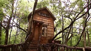 Watch Extreme Homes Season 2 Episode 10 - Floating Angle House, Pole House