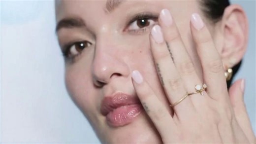 Olay Super Serum TV Spot, 'Supera al sérum de lujo número uno'