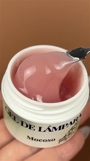 😪💗 El gel constructor “mocoso” que no te puede faltar. Viscosidad media-alta para máximo control al esculpir o usar como base. Resultados profesionales desde la primera aplicación 💅✨ #manicura #gelnails #uñasdegel #gelconstructor #uñas | Uñikas
