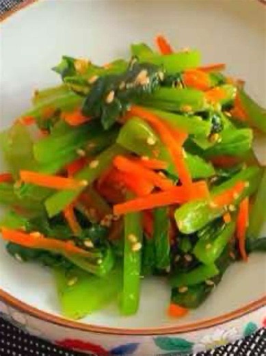 🥕🌿 小松菜とにんじんのナムル レンジで簡単、あと一品にぴったり✨ ごま油とにんにくの風味で、野菜がペロリ😋 忙しい日の副菜にもおすすめ♡ ぜひ作ってみてね〜！ #小松菜レシピ #にんじんレシピ #ナムル #栄養たっぷり#うえ菜レシピ