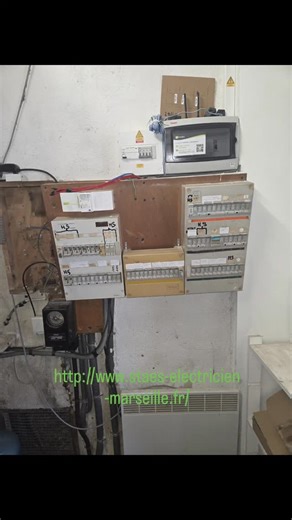 🔌 Mise en sécurité d’un tableau électrique ➡️ Dépose d’un ancien tableau à fusibles (monophasé) ➡️ Installation d’un nouveau tableau conforme, plus fiable et sécurisé ➡️ Matériel Schneider Electric pour une protection optimale 👉 Un tableau vétuste, c’est un risque réel : surchauffe, coupures, départ d’incendie. La mise en conformité, ce n’est pas du confort, c’est de la sécurité. 📍 Intervention réalisée dans les règles de l’art 🔧 Travail propre, sécurisé et durable #Electricité #TableauElect