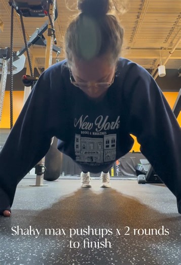 Got in a biceps and triceps session before the weather rolled in because consistency > excuses. Started with arm work, then finished strong with a max push-up finisher to really light things up 🔥. Added stairs for some extra conditioning, then wrapped it all up with red light therapy and vibration plate for recovery and circulation. You don’t need a perfect plan or perfect conditions, just showing up counts. Strength training, movement and recovery all working together. Snowstorm pending… worko