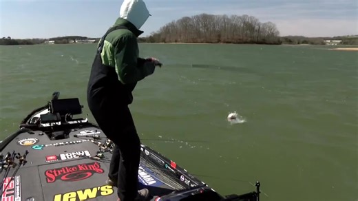 “ON A CAROLINA RIG, WHAT… WHAT” — 🤯 Easton Fothergill Fothergill has cracked the 20 pound bag mark. 💼 The 2025 Classic Champ is NOT satisfied with one Classic title. He’s gunning for a back-to-back reign. #bass #BassmasterClassic #BassmasterClassic26 #Bassmaster #bassfishing