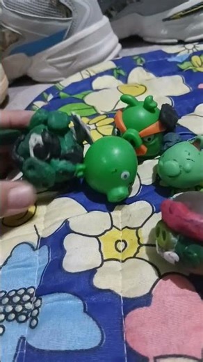 minion pig broke king pig's iPad.