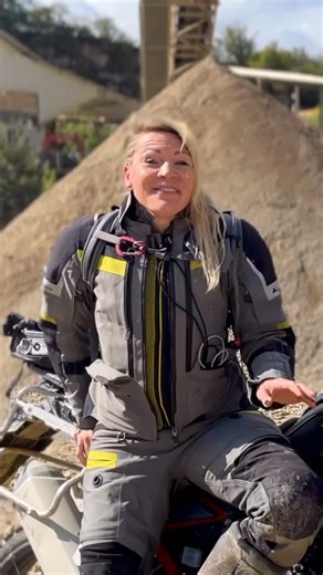 Lass dich auf ein Abenteuer Event mitnehmen, bei dem Fahrspaß, Teamgeist und Outdoorerleben eine einzigartige Mischung ergeben - und das alles IN DEUTSCHLAND. Ick freu mir n Ästchen, dass es solche Möglichkeiten gibt, offroad mit dem Motorrad das Heimatland zu erkunden. — Let us take you on an adventure event where riding fun, team spirit, and outdoor experiences create a unique blend – all in Germany. I’m so happy that there are such opportunities to explore my home country off-road by motorcyc