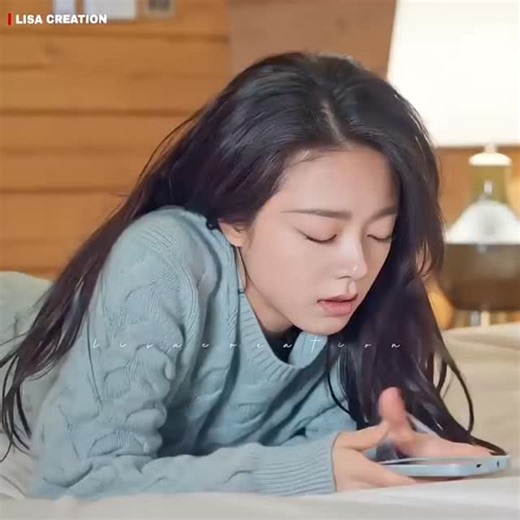 🍃 on Instagram: "日本利用压电瓷砖将人们的脚步转化为电能。 这些瓷砖能够捕捉你脚步产生的动能。当你行走时,你的体重和动作会对瓷砖产生压力。瓷砖会轻微弯曲,产生机械应力。瓷砖内部的压电材料会将这种应力转化为电能。每一步都会产生少量电荷,数百万步加在一起,就能产生足够的电力来驱动LED灯、数字显示屏和传感器。在像涩谷车站这样人流密集的地方,每天大约240万步都在为这个系统做贡献。这些电力可以储存起来或立即使用,从而减少对传统能源的依赖,并支持可持续的城市基础设施。 这种方法把日常的动作转化为实用的可再生能源。 。 这些瓷砖能够捕捉你脚步产生的动能。当你行走时,你的体重和动作会对瓷砖产生压力。瓷砖会轻微弯曲,产生机械应力。瓷砖内部的压电材料会将这种应力转化为电能。每一步都会产生少量电荷,数百万步加在一起,就能产生足够的电力来驱动LED灯、数字显示屏和传感器。在像涩谷车站这样人流密集的地方,每天大约240万步都在为这个系统做贡献。这些电力可以储存起来或立即使用,从而减少对传统能源的依赖,并支持可持续的城市基础设施。 这种方法把日常的动作转化为实用的可再生能源。 。 这些瓷砖能