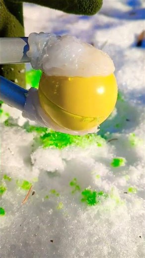 How to make a PERFECT GREEN SNOWBALL this WINTER!!! ❄️ 💚 🥶🤢 #shorts #snow #diy #snowball #gadgets