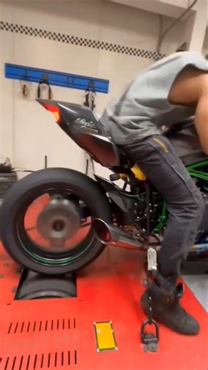 Kawasaki Ninja H2R Road Legal Superfast Bike Rider!🏍️🔥#Shorts #Superbike#NinjaH2R#ZX10R #ViralShorts
