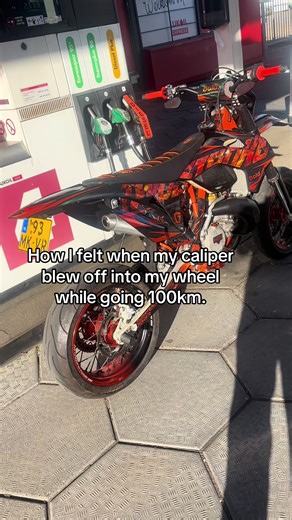 KTM 300 Supermoto Caliper Blows Off at 100km/h