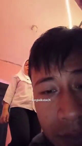 Video istri melakukan kdrt kepada suaminya di Jawa Barat mendadak viral.Kejadian berbeda dari kasus kdrt yg sering terjadi, korbannya kali ini adalah suaminya.Terlihat uthi menendang & menjambak suaminya, namun suaminya hanya bisa pasrah sambil merekam.