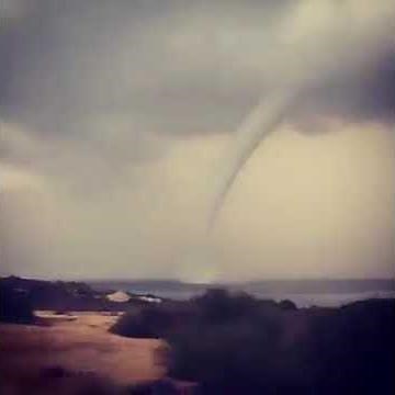 Meteo: CIPRO, spettacolare tromba marina ripresa da vicino