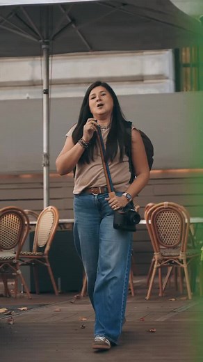 Capturar un momento único no va solo de apretar el botón… Va de sentir, observar y dejar que la historia suceda frente a ti. Aquí te dejo tres formas de encontrar esa chispa que hace que una foto conecte: 1. Encuentra el silencio entre acciones. Justo después de una risa o un movimiento rápido, aparece una micro-pausa donde la esencia se revela. Ese segundo vale oro. 2. Cambia el ritmo. Si todo está muy quieto, genera acción. Si todo está en movimiento, busca un instante de calma. El contraste t