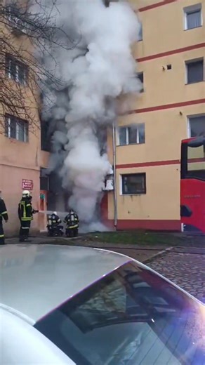 Incendiu la un imobil de pe str. Făgărașului din Reșița. Pompierii ISU Semenic intervin pentru stingerea flăcărilor. | Reper24