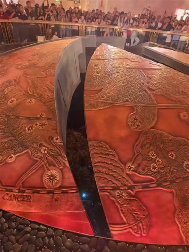 Cây Vàng (Money Tree) – biểu tượng xa hoa của Grand Lisboa tại Ma Cao Ra mắt năm 2007, tác phẩm được cho là chế tác từ khoảng 1.331 kg vàng nguyên khối, kết hợp đá quý cao cấp, từng được quảng bá là một trong những “Money Tree” lớn nhất thế giới thời điểm đó. Theo ước tính quy đổi theo giá vàng hiện nay, giá trị tương đương khoảng ~222 triệu USD (xấp xỉ 5.794 tỷ VNĐ). 💰 Biểu tượng của tài lộc – thịnh vượng – và đỉnh cao xa hoa bậc nhất châu Á #XuHướng #Khámphá #CôngNghệ