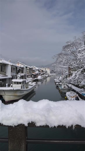 映画『国宝』のロケ地としても知られる **吉原入江（よしはらいりえ）**｜舞鶴市東吉原。 穏やかな水面と、静かに流れる時間。 物語が生まれた場所には、今も映画の余韻がそっと残っています。 喧騒から離れ、心を整えるようなひとときでした。 📍 京都府舞鶴市 東吉原 #吉原入江 Yoshihara Irie A quiet inlet in Maizuru, Kyoto — and a filming location for the movie “Kokuhō”. Still water, gentle light, and a sense of timeless calm. Even now, the atmosphere of the film quietly lingers here. 📍 Higashi-Yoshihara, Maizuru, Kyoto #YoshiharaIrie #FilmLocation #Maizuru #KyotoJapan