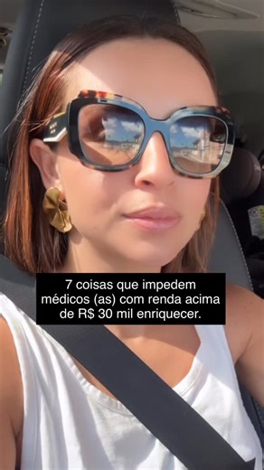 Ana Brez | Finanças on Instagram: "7 hábitos que mantêm médicos (as) de alta renda presas no mesmo lugar (mesmo ganhando acima de R$30 mil) 1. Misturar vida pessoal e consultório Erro clássico: usar a mesma conta pra tudo. Prática: separe PF e PJ imediatamente. Organização financeira é a base da liberdade, e da lucratividade. 2. A lógica sabotadora do “se sobrar eu invisto” Erro: gastar primeiro, planejar depois. Prática: pague-se antes. Separe 10% a 30% do faturamento logo na entrada. Quem espe