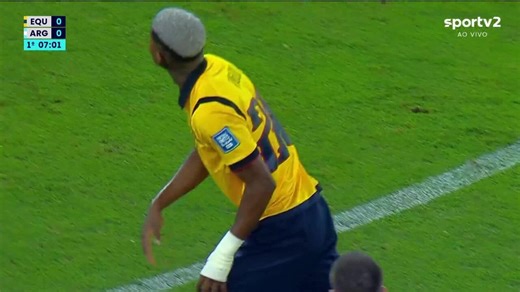 Aos 6 min do 1º tempo - defesa difícil de Emilano Martinez da Argentina contra o Equador