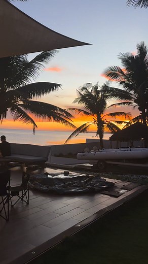 🌅 Last Sunday’s Sunset Magic Still thinking about how perfect last Sunday was. The sky showed off with one of the most stunning sunsets I’ve seen in a long time—warm golds melting into shades of pink and deep orange. ✨ And the food? Unreal. Between the good bites and the even better company, it was one of those evenings that makes you slow down and appreciate everything a little more. Here’s to sunsets, good meals, and moments that feel like a reset. 🌇🍽️💛 #ILOILO #sundayfunday #foodlover | O
