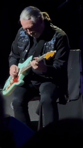 77-Year-Old Robert Plant Jamming Like It’s 1973! 🤯 #Shorts #robertplant #ledzeppelin #jimmypage
