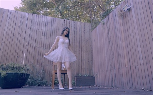 Ainn艾恩小姐姐的吊带裙庭院穿搭