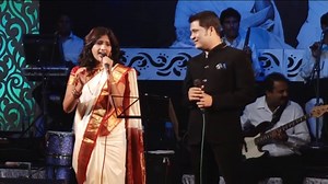 We are totally amazed watching this wonderful live performance of 'Kitna Pyara Vada Hai'. 😃 #Saregama #SaregamaMusic #RetroSongs #KitnaPyaraWadaHai #Caravan #LataMangeshkar #MohammedRafi #Jeetendra #AshaParekh #PopularSong #EvergreenSong #LivePerformance | Saregama