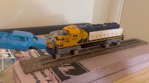 Kato SD40-2 with a Tsunami2 TSU-21PNEM8 and a 28mm speaker. TSU-21PNEM8: https://soundtraxx.com/products/tsunami2-digital-sound-decoders/tsu-21PNEM8/ | SoundTraxx