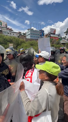 271K views · 7.7K reactions | #LOULTIMO |  En #Huancayo, la policía retiró a manifestantes que protestaban contra el presidente José Jerí y el congresista Ilich López.  퐌퐚́퐬 퐢퐧퐟퐨퐫퐦퐚퐜퐢퐨́퐧 퐚퐪퐮퐢́: https://hytimes.pe/2025/11/15/reciben-a-jose-jeri-con-protesta-y-pancartas-policias-retiran-a-manifestantes-a-empujones/ | Huanca York Times | Facebook