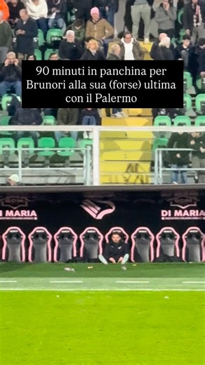 90 minuti in panchina per Brunori, alla sua ultima con il Palermo. Una storia intensa, fatta di gol, momenti alti e passaggi complicati. Qualunque sia il finale, certe pagine restano. 🩷🖤 #matteobrunori #brunori #palermofc #palermocalcio #serieb | Rosanero Insider
